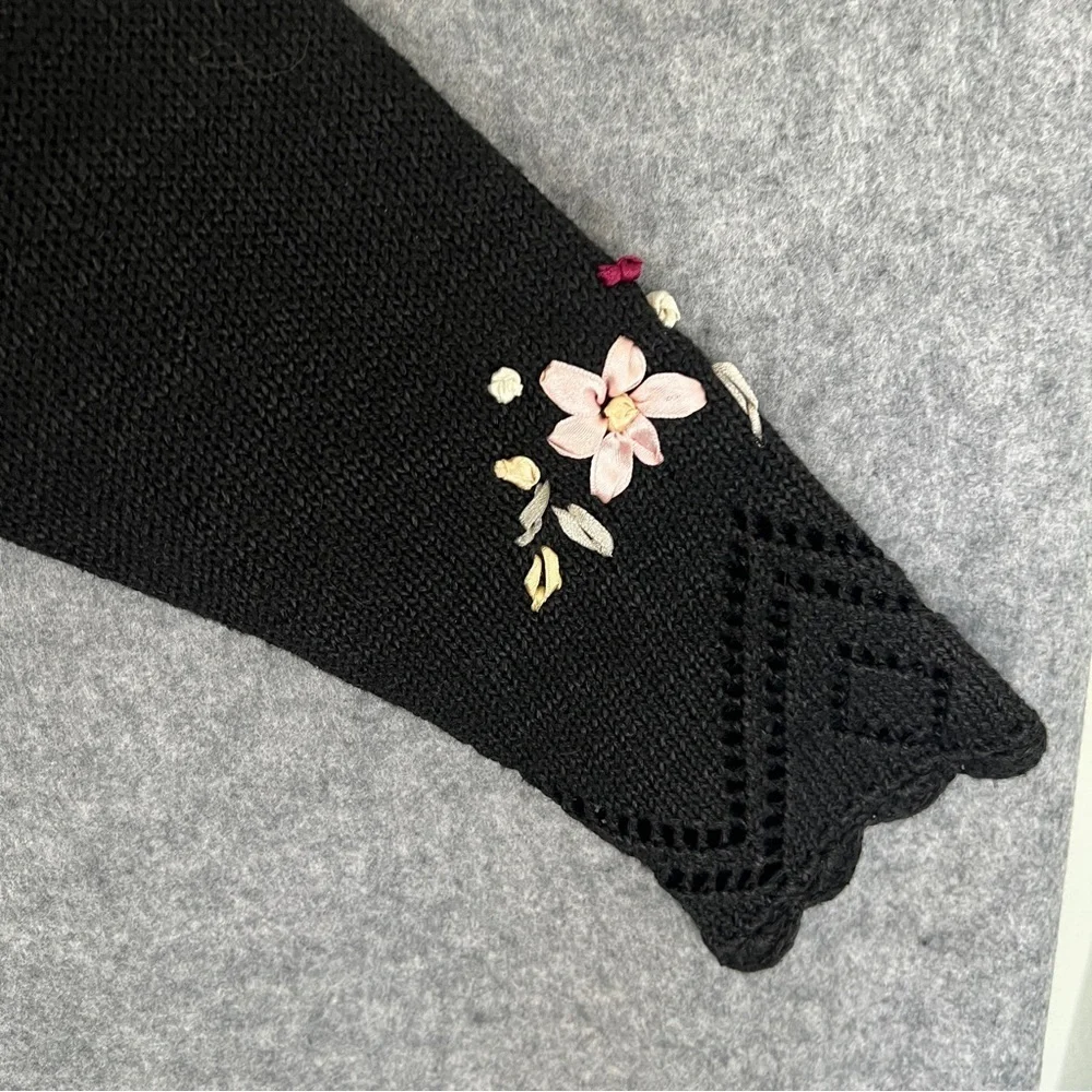 CAPACITY Vintage Cottagecore Flower Ribbon Embroidered Black Sweater Size Medium